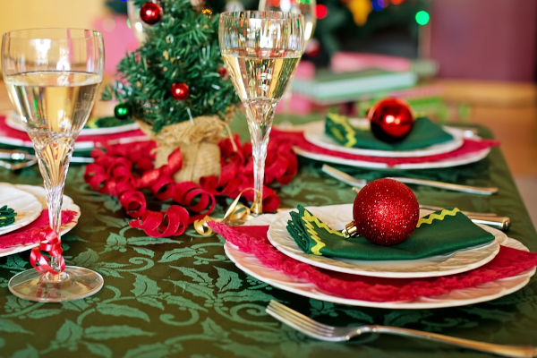Gedeckter Tisch mit Weihnachtsdeko